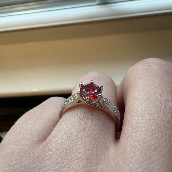 NWT Elegant Silver and Red Moissanite Gemstone Ring - Picture 2 of 7